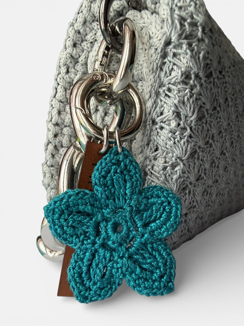 Detal breloka z jednym turkusowym kwiatkiem