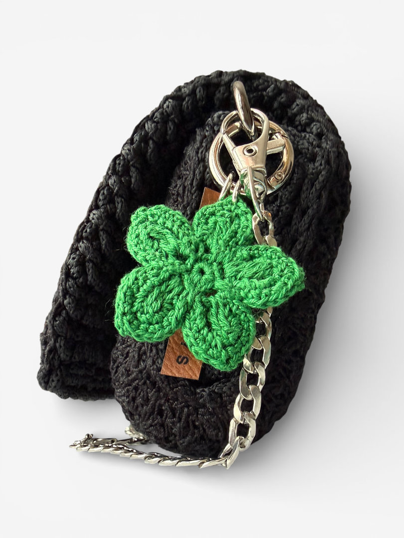Zawieszka do torebki handmade – brelok charms z zielonym kwiatkiem