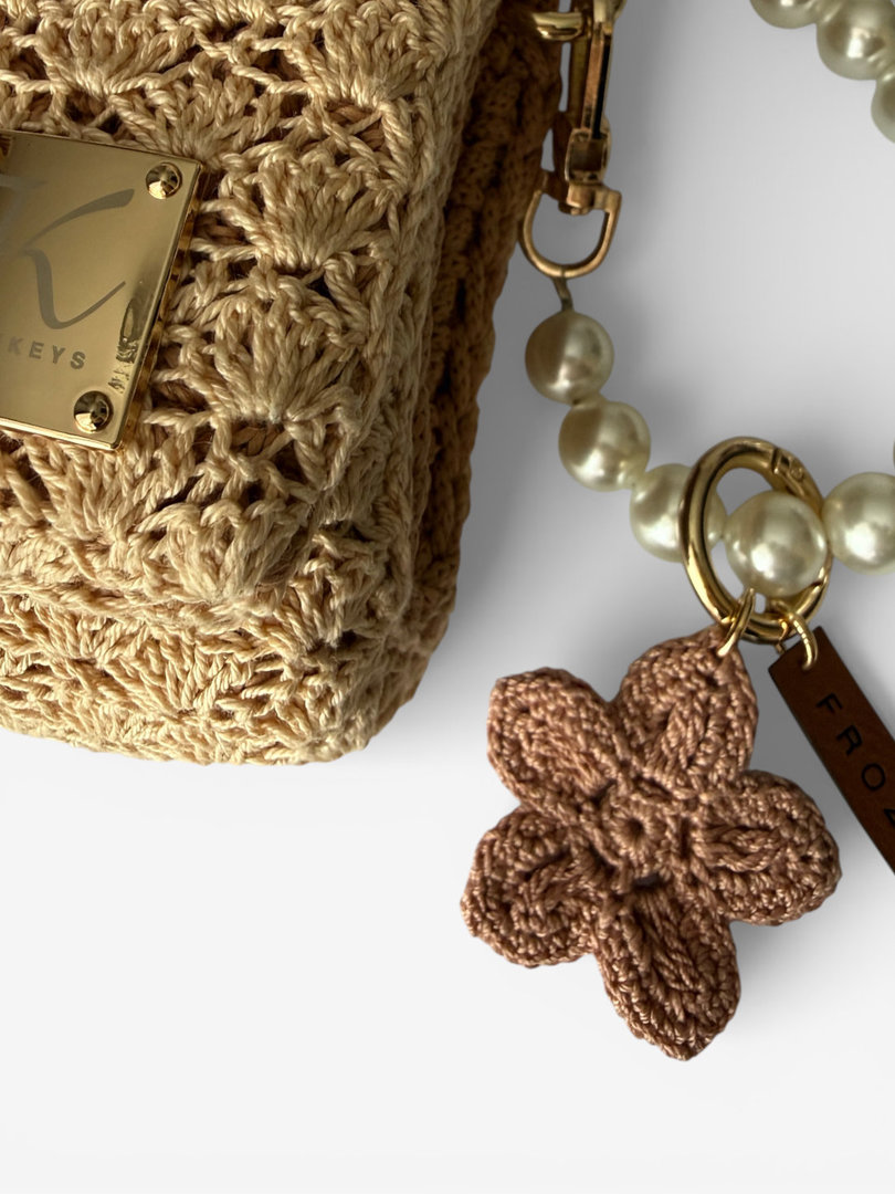 Szydełkowy brelok do torebki z beżowym kwiatkiem