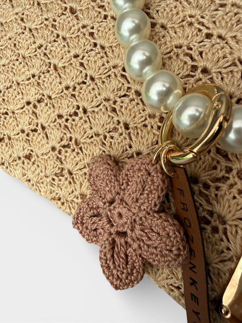 Zawieszka do torebki handmade – brelok charms z beżowym kwiatkiem