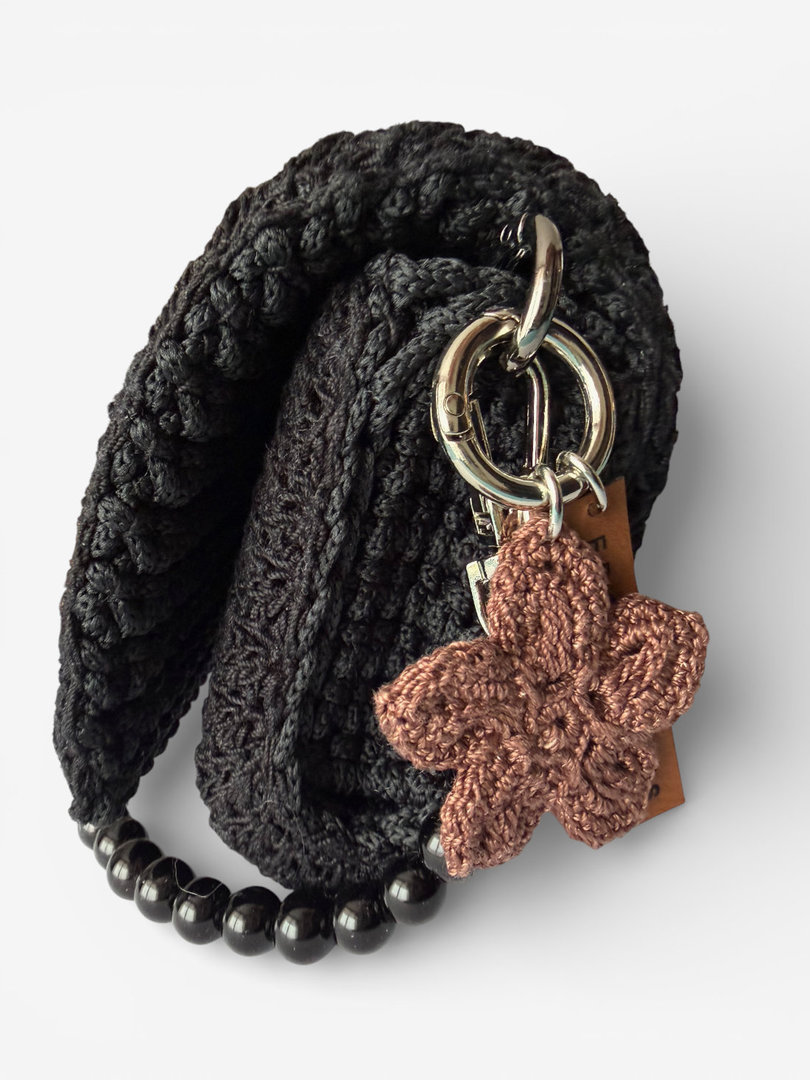 Ręcznie robiony brelok z brązowym kwiatkiem i srebrnym zapięciem – zawieszka do torebki handmade