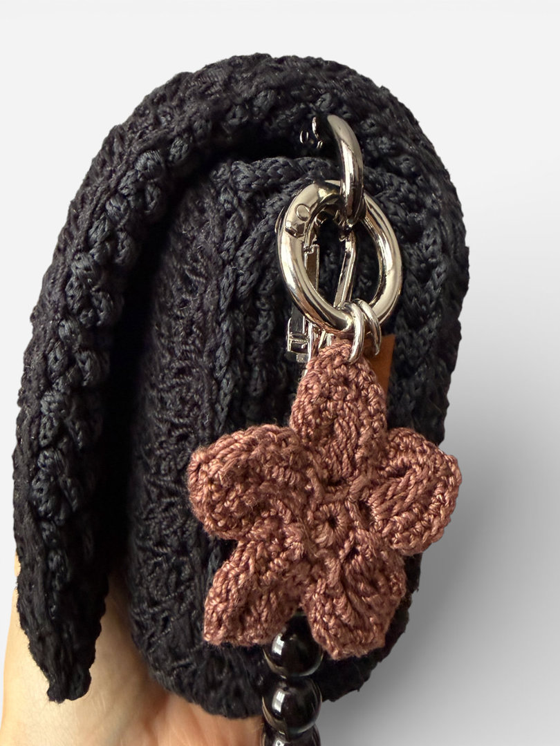 Zawieszka do torebki handmade – brelok charms z brązowym kwiatkiem i srebrnym zapięciem