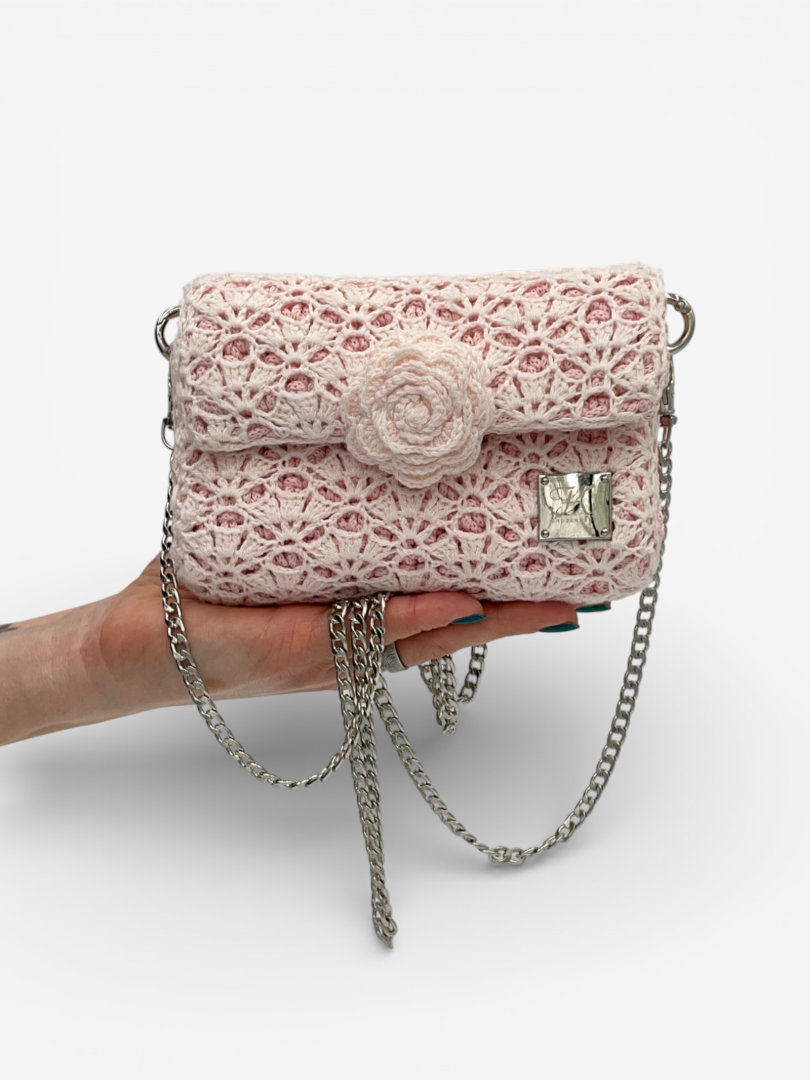 torebka mini z różą jasnoróżowa trzymana w dłoni