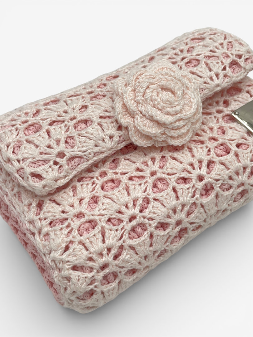 jasnoróżowa torebka mini handmade z dzierganą różą