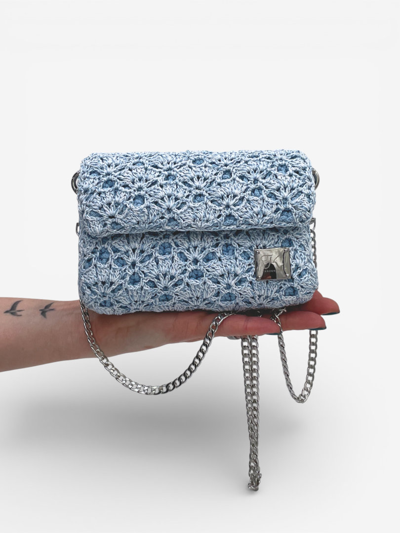 Frozen-Keys-torebka-szydelkowa-mini-recznie-robiona-niebieska-z-nitka-na-dloni