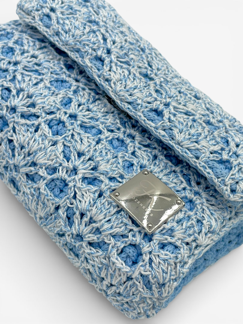 modna mini torebka niebieska do wieczorowego looku