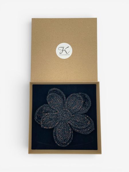 Broszka Kwiat Duży - Czarna z Miedzianą Nitką