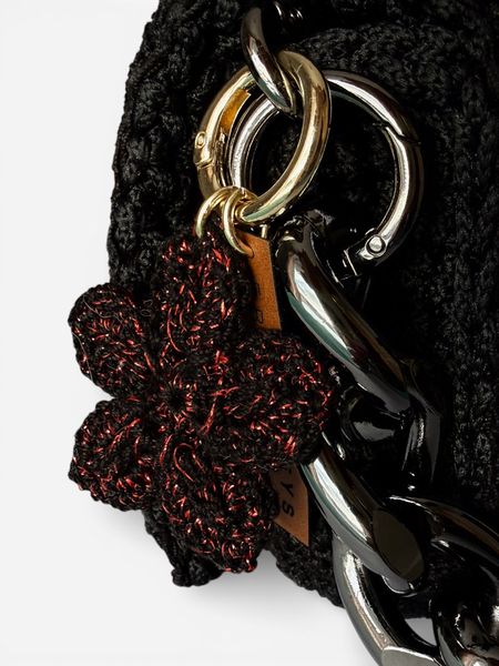 Brelok Kwiatek - Czarny z Czerwoną Nitką