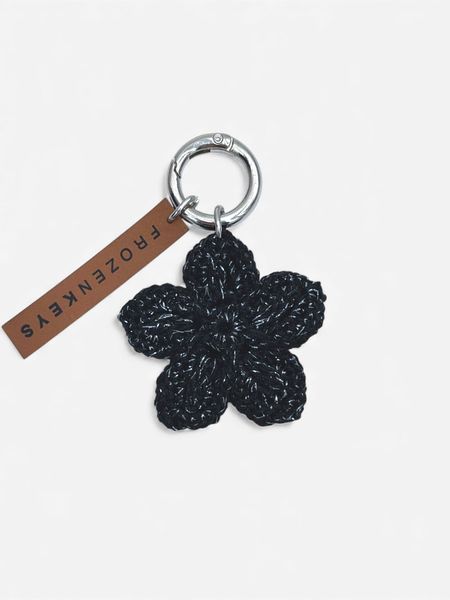 Brelok Kwiat Czarny ze Srebrną Nitką