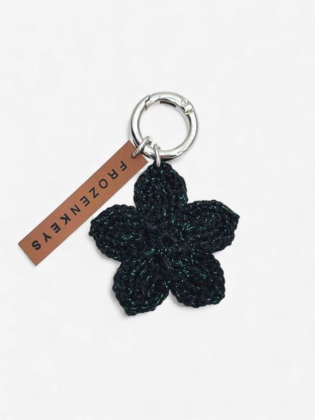 Brelok Kwiat Czarny z Zieloną Nitką