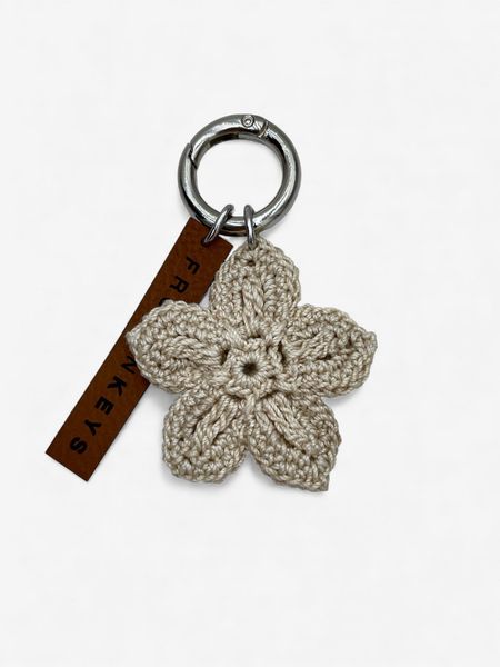 Brelok Kwiat Ecru ze Srebrnym Zapięciem