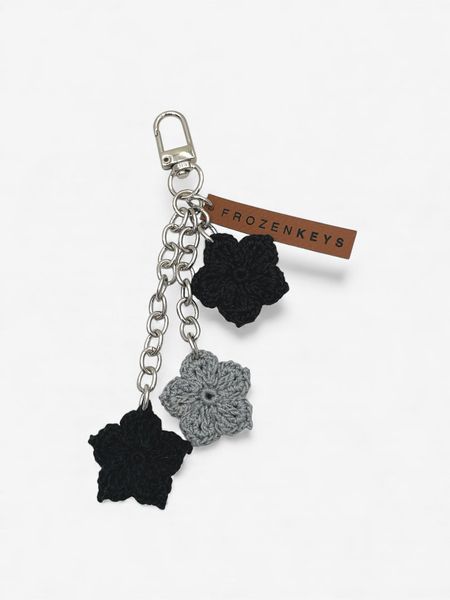 Brelok Trzy Kwiatki - Szarość i Czerń