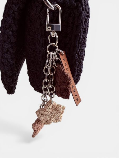 Brelok Trzy Kwiatki - Beżowe i Czekoladowy ze Srebrnym Zapięciem