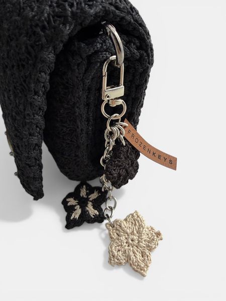 Brelok Trzy Kwiatki - Ecru i Czarny