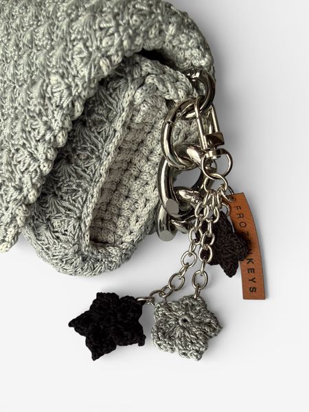 Brelok Trzy Kwiatki - Szary i Czarny
