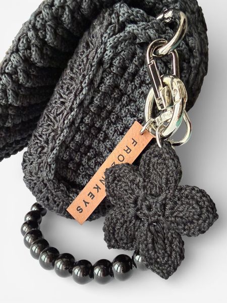 Brelok Kwiatek - Czarny ze Srebrnym Zapięciem