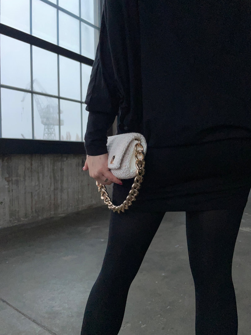 Torebka premium Frozen Keys – biała z metalizowaną nicią – trzymana w dłoni