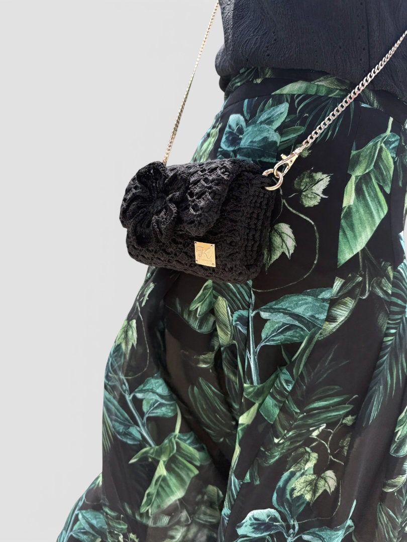czarna torebka mini z kwiatem jako akcent stylizacji