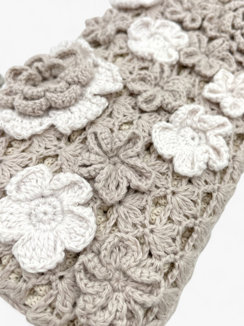 Detal szydełkowej torebki – szaro-beżowa z wyszywanymi kwiatkami, ręcznie wykonana