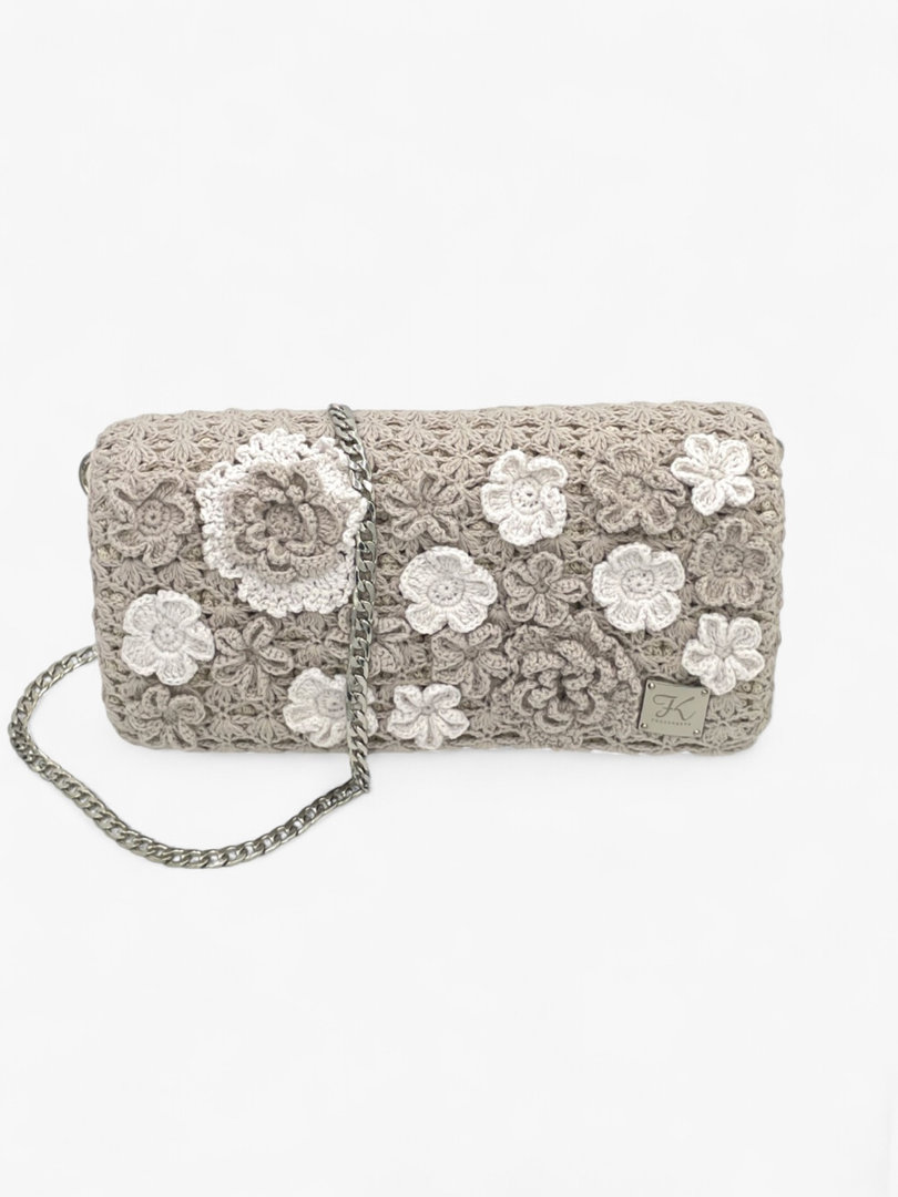 Ręcznie robiona torebka Premium – szaro-beżowa z wyszywanymi kwiatkami – widok z przodu