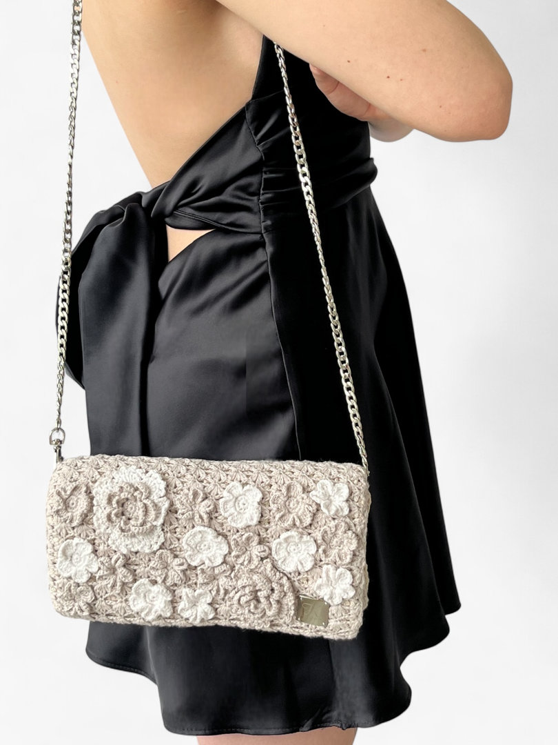 Stylowa torebka Premium – szaro-beżowa z wyszywanymi kwiatkami, z góry, na modelce