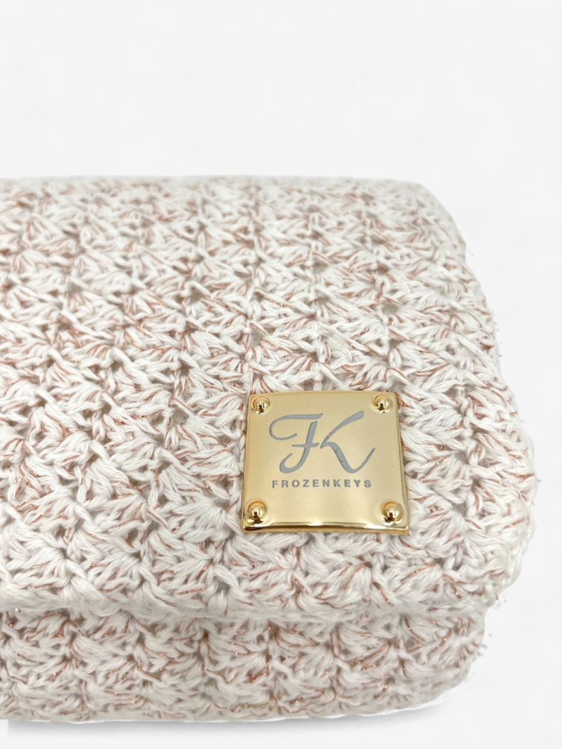 Detal szydełkowej torebki – biała, metalizowana nić, ręcznie wykonana